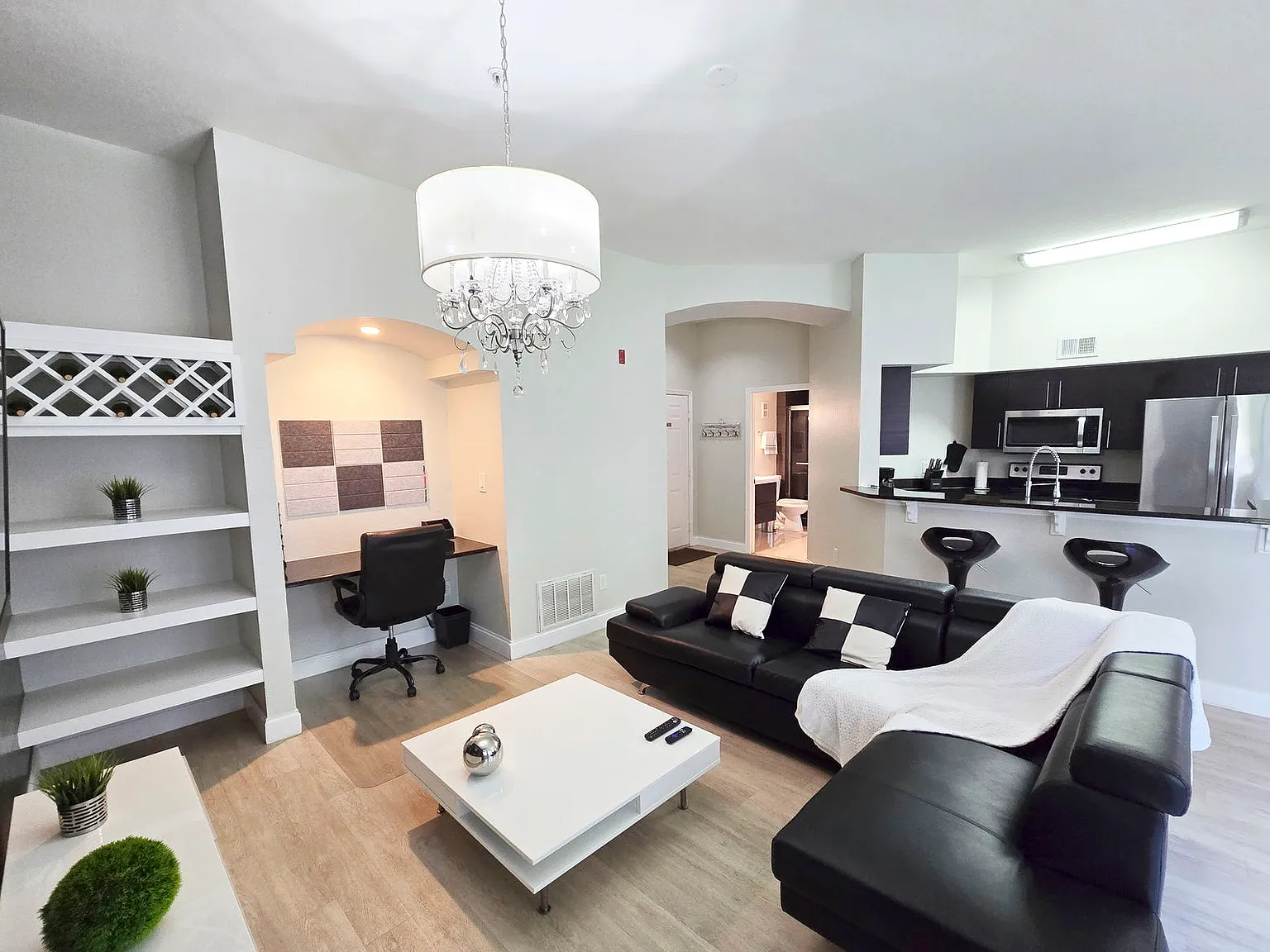 1 bed, 1.0 bath, 842 sqft, $2,500 — Photo 2