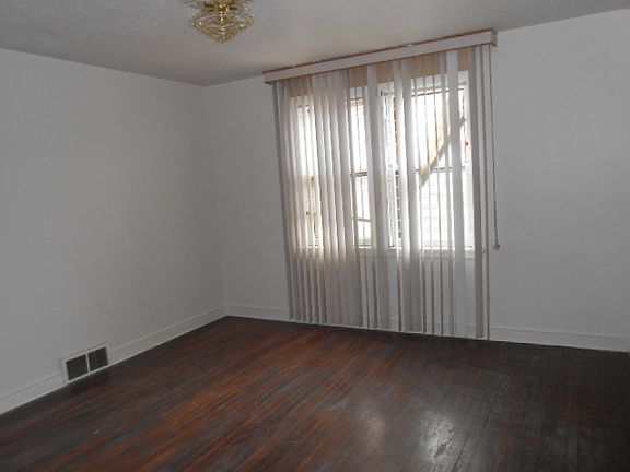 3rd image of 10144 S Saint Lawrence Ave