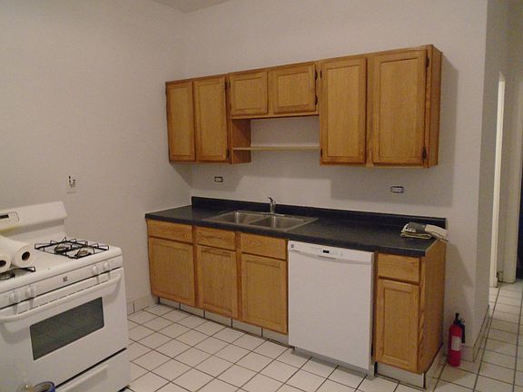 2nd image of 2132 W Melrose St #1