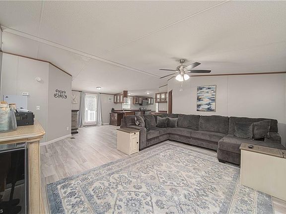 4th image of 829 Wagner Rd