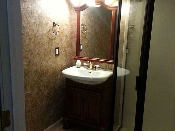 5th image of 495 Woodfern Ave