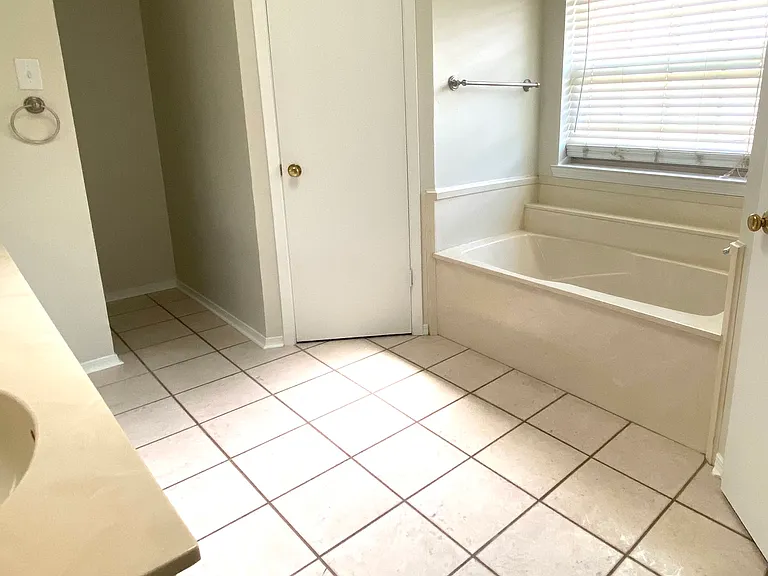 1122 Kensington Ct — Photo 12