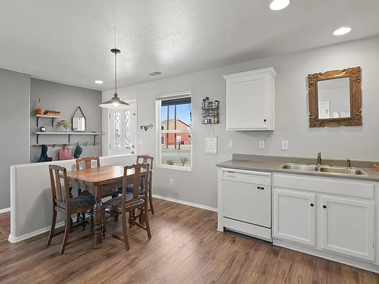 376 Montgomery Dr — Photo 3