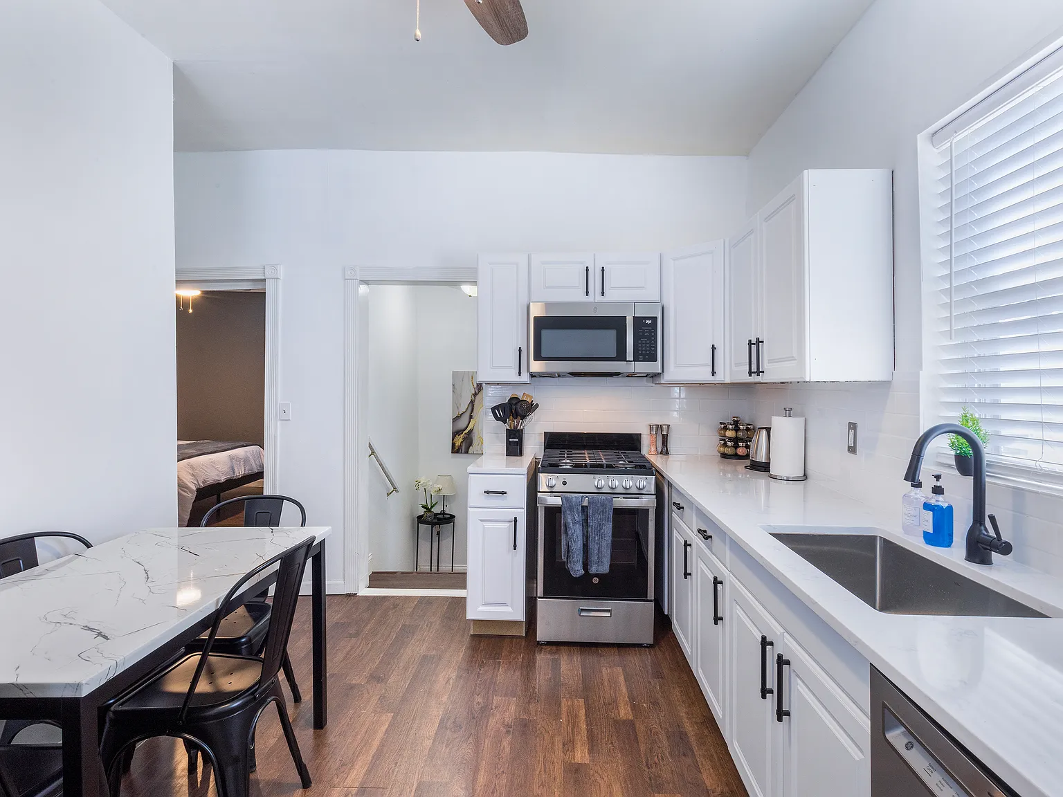 2 bed, 900 sqft, $2,600 — Photo 2