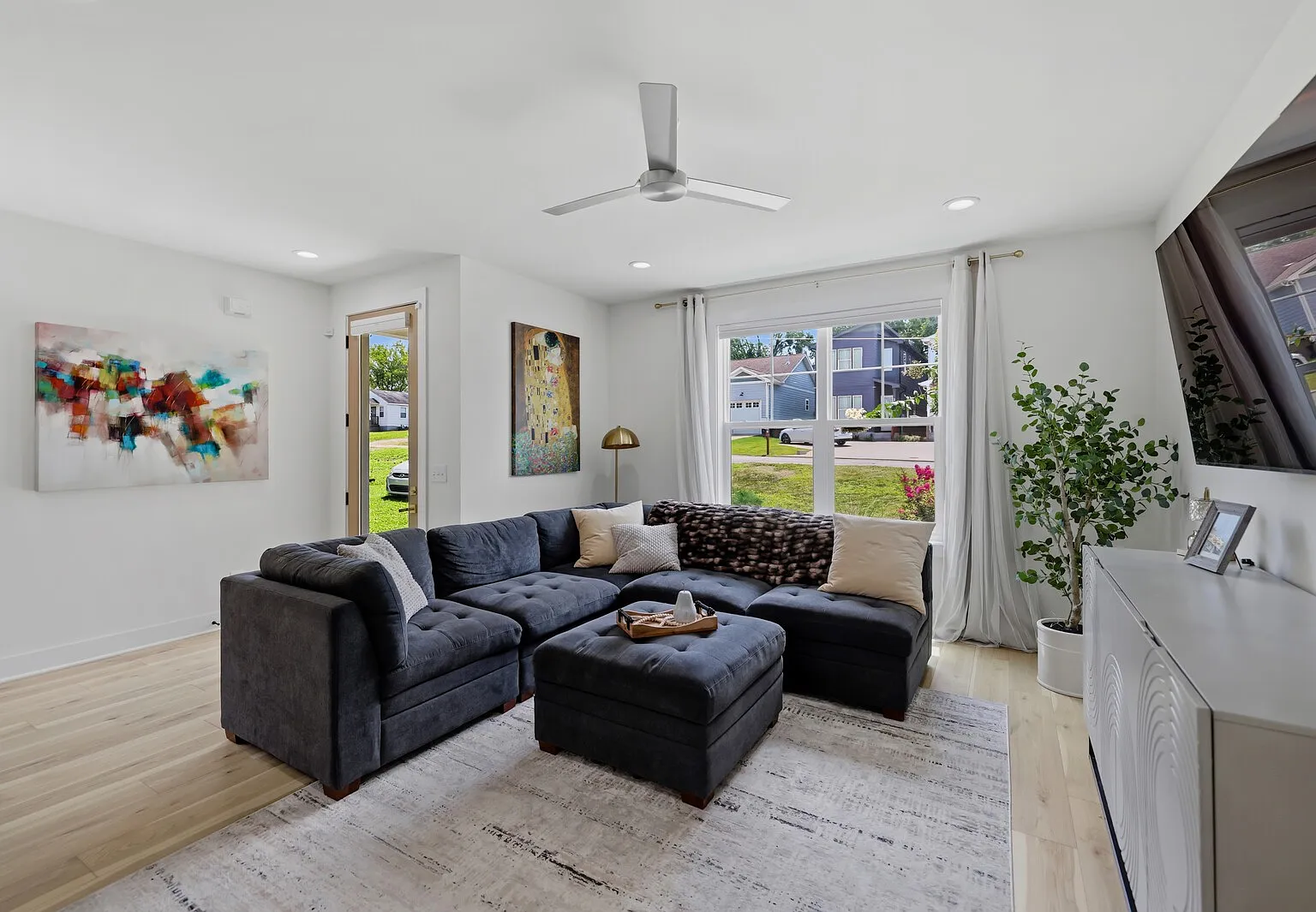 4 bed, 2350 sqft, $5,250 — Photo 4