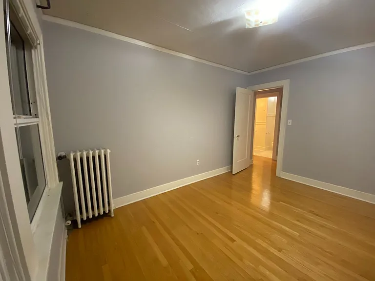 Broadway Crest Apartments — Photo 10