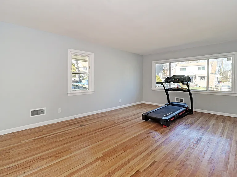 260 Shepard Ave — Photo 9