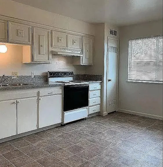 4431 E Hedges Ave #D — Photo 3