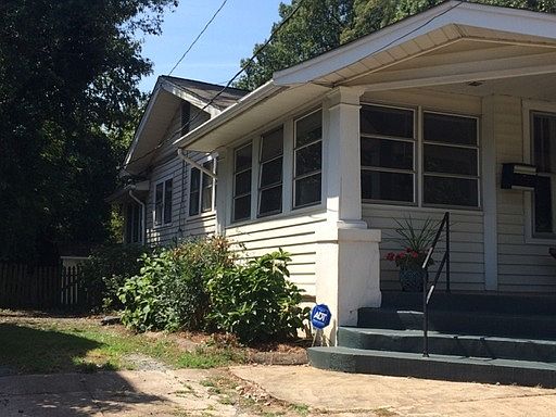2nd image of 924 W Walnut St