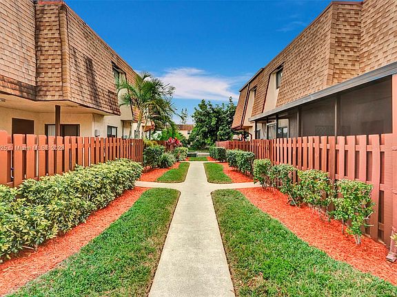 4th image of 160 San Remo Blvd