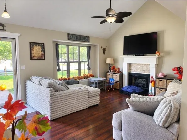790 Myers Dr, Tonganoxie, KS 66086