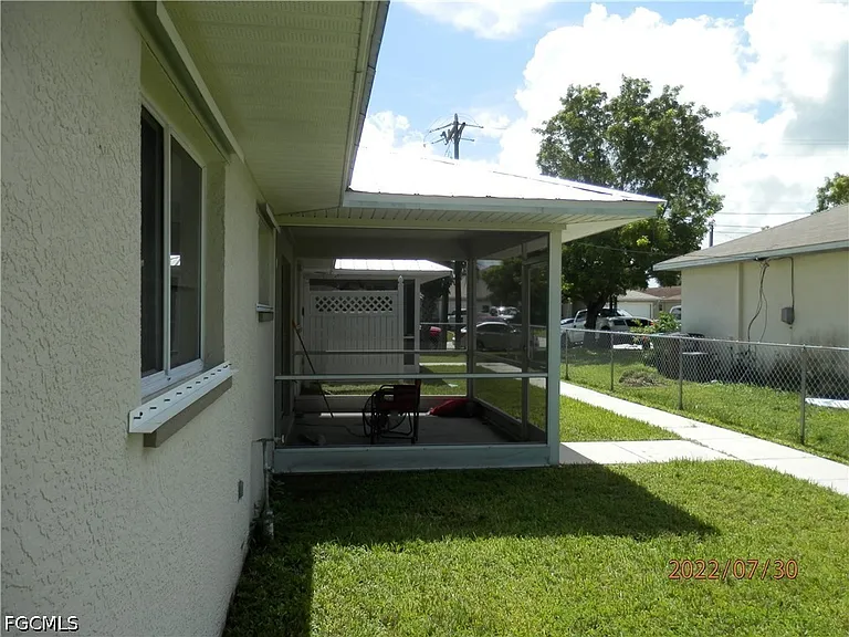 2410 NE 6th St — Photo 2