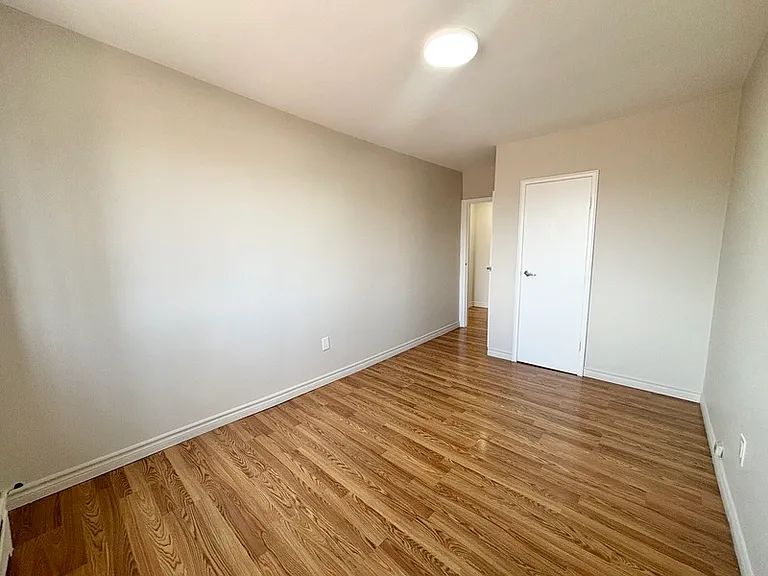 10 Park Ave W — Photo 9