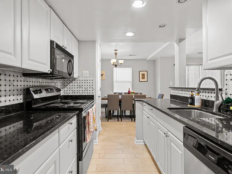 228 Stevenson Sq — Photo 8