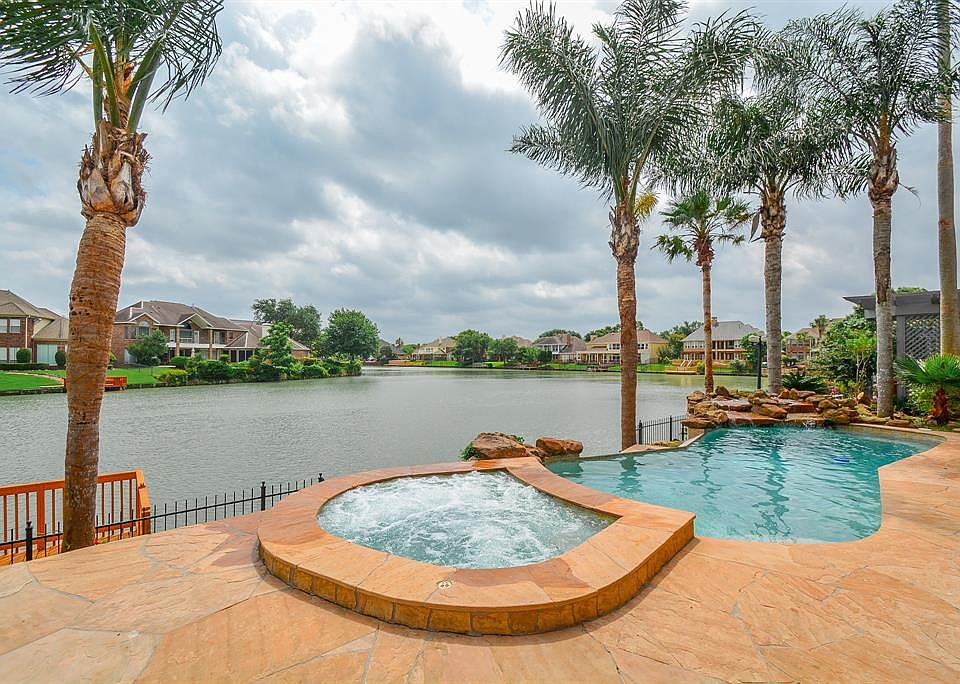 1st image of 719 Lakeshore Dr