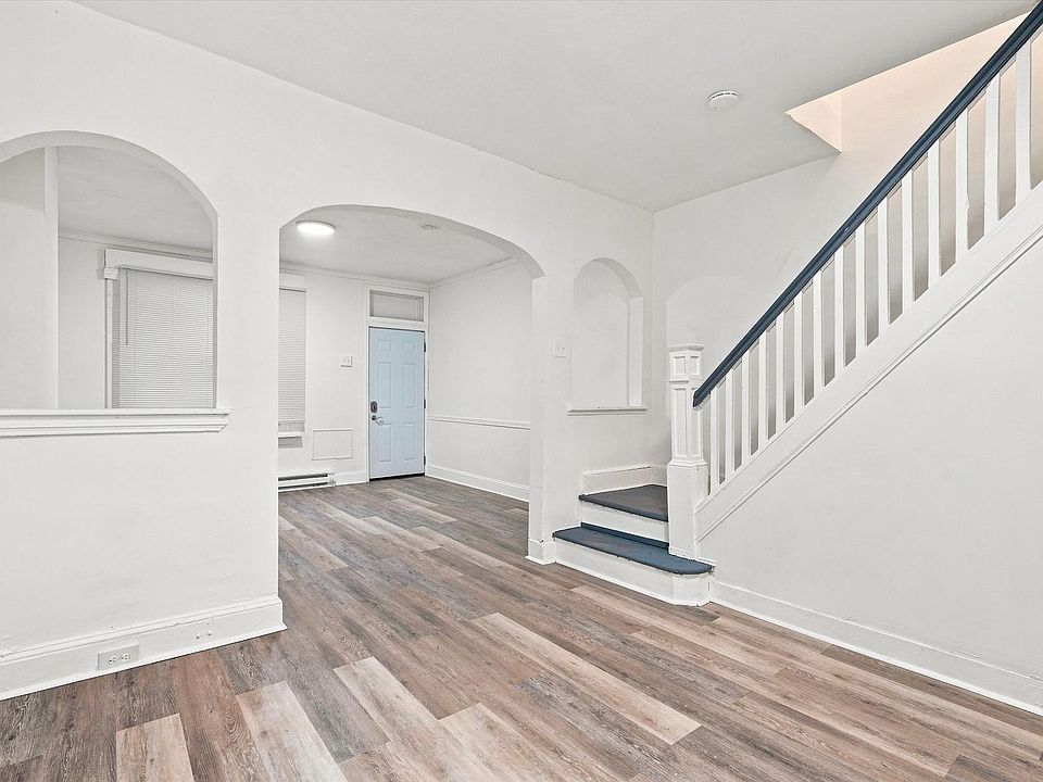1st image of 2411 W Oakdale St