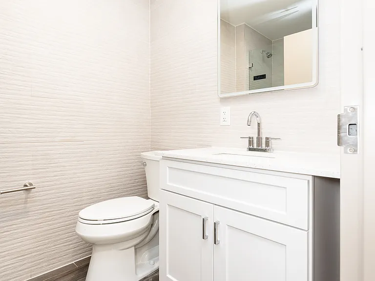 1652 E 14th St #302 — Photo 12