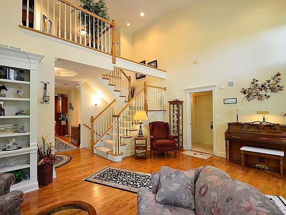 5th image of 1009 Crestwood Cir