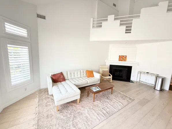 10422 Weddington St, North Hollywood, CA 91601