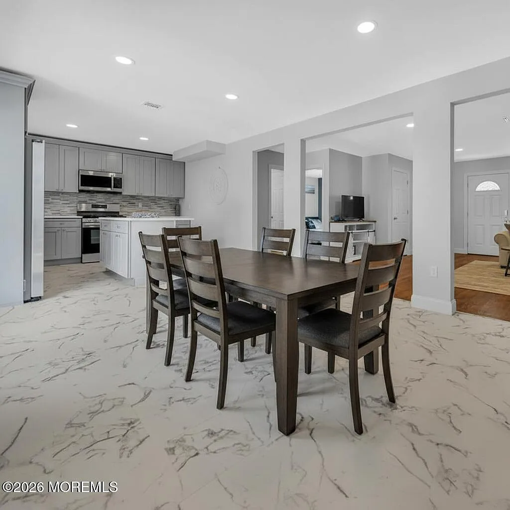 4 bed, 1800 sqft, $3,000 — Photo 3