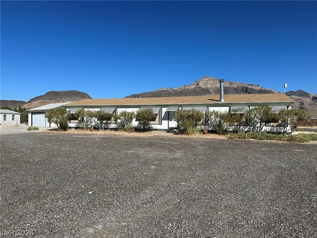 4 bed, 3.0 bath, 2372 sqft, $2,000 — Photo 1