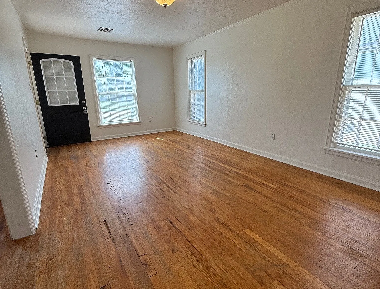 3 bed, 1230 sqft, $1,550 — Photo 2
