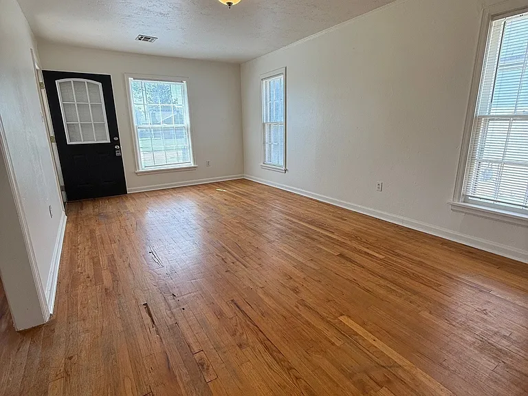 1107 Fenwick Pl — Photo 2
