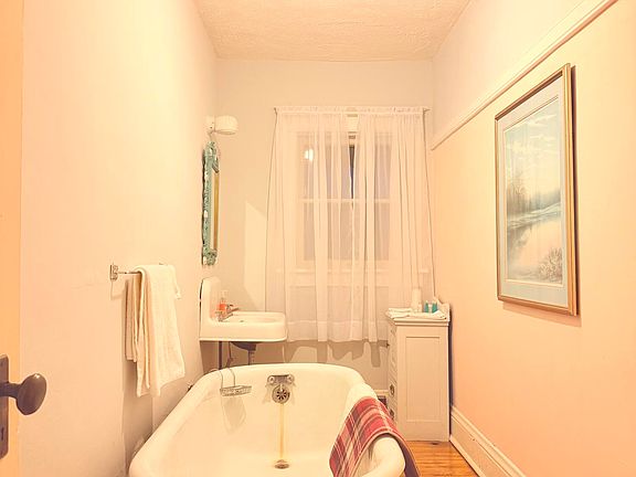 2nd image of 13747 Main St