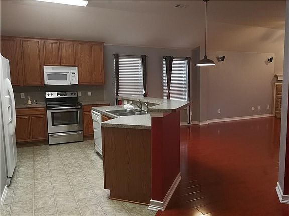 4th image of 3205 Hoover Dr