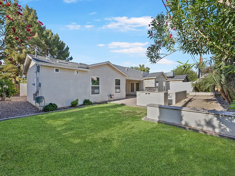 3247 E Roma Ave — Photo 26