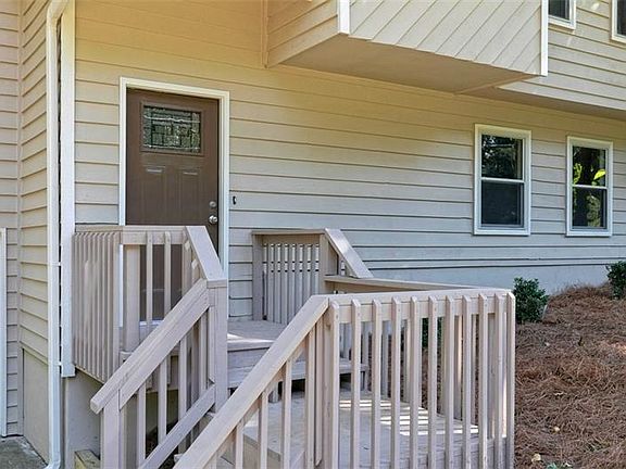 3rd image of 424 Creekside Ln