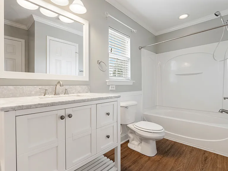 2nd floor full bathroom