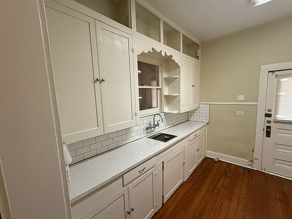 5th image of 2908 N Elmendorf St APT 1