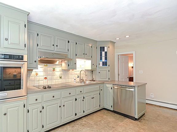 5th image of 7 Dogwood Dr
