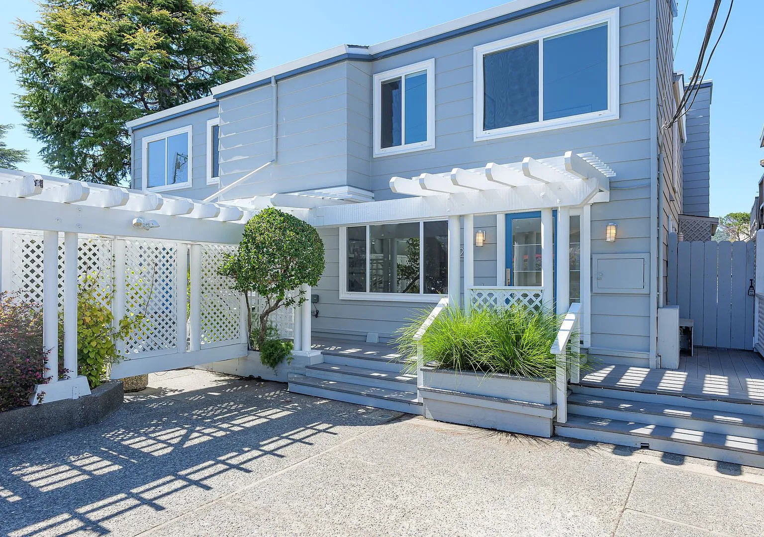 Stunning Updated Townhouse Home In Side By Side Duplex Property On The Water — Photo 1