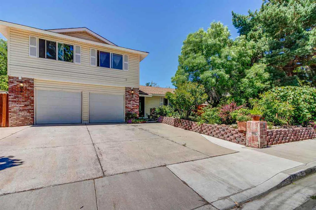 2135 Matteoni Dr photo 1