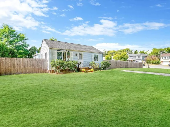 30 Brook Place, East Islip, NY 11730
