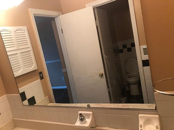 3rd image of 440 Peregrine St