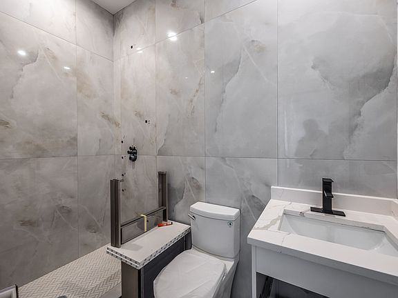 5th image of 2920 W Belmont Ave #2F