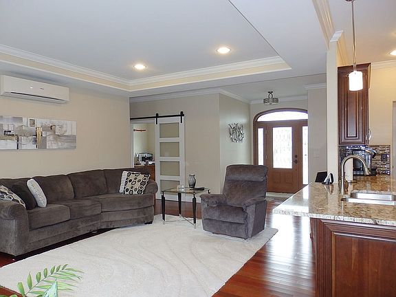 9ft ceilings throughout