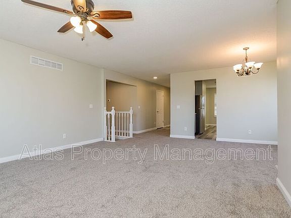 4th image of 820 NW Valley Woods Dr