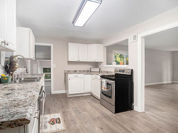 5th image of 107 Coolidge Ave W