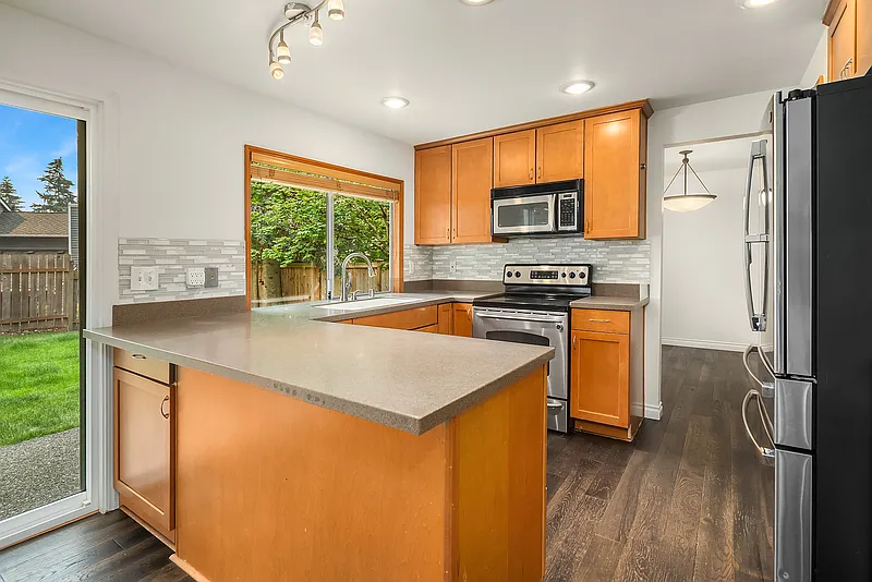 3 bed, 2.5 bath, 1580 sqft, $4,000 — Photo 3