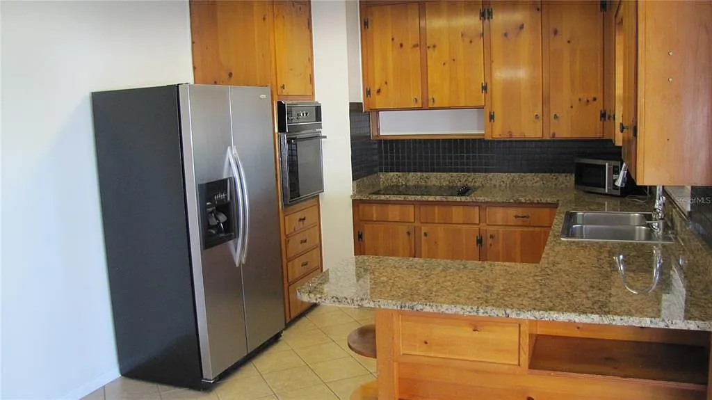 3 bed, 1.0 bath, 1050 sqft, $2,200 — Photo 3