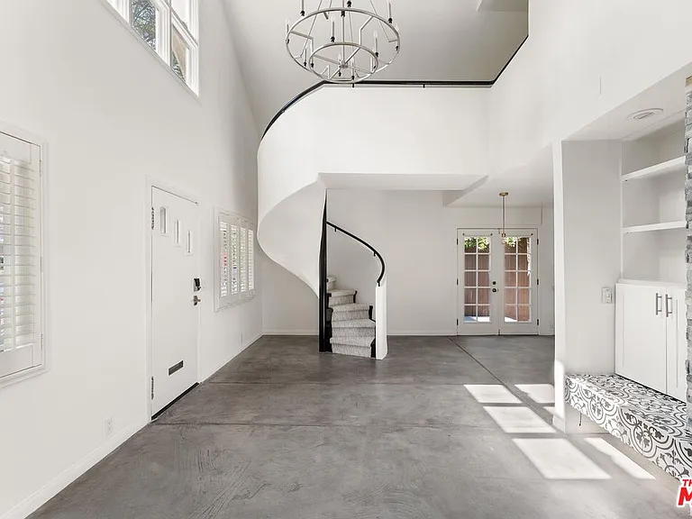 1322 N Cherokee Ave — Photo 3