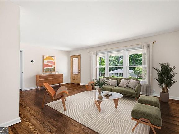 4th image of 1089 Chatsworth Dr