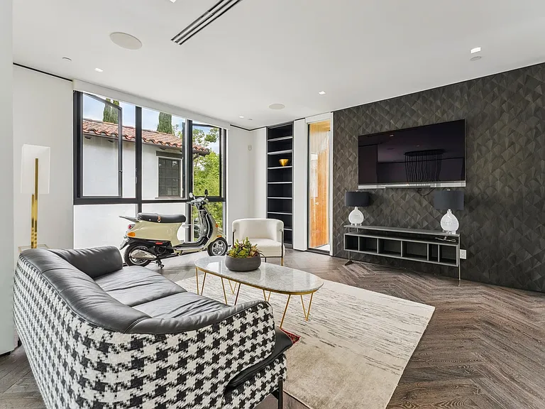 213 S La Peer Dr — Photo 36