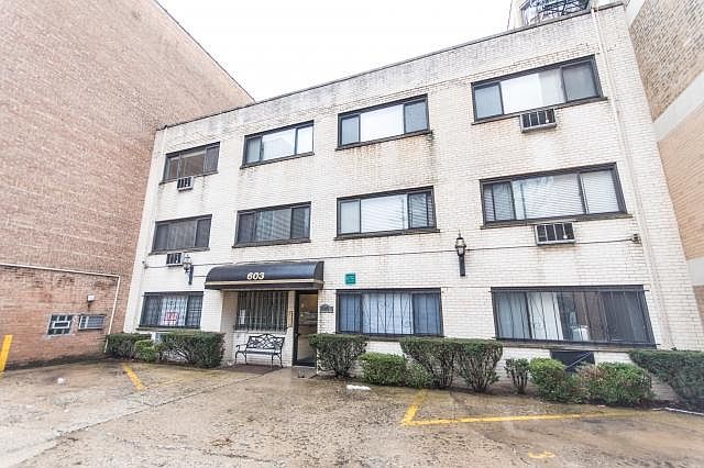 1st image of 609 W Stratford Pl APT 2C