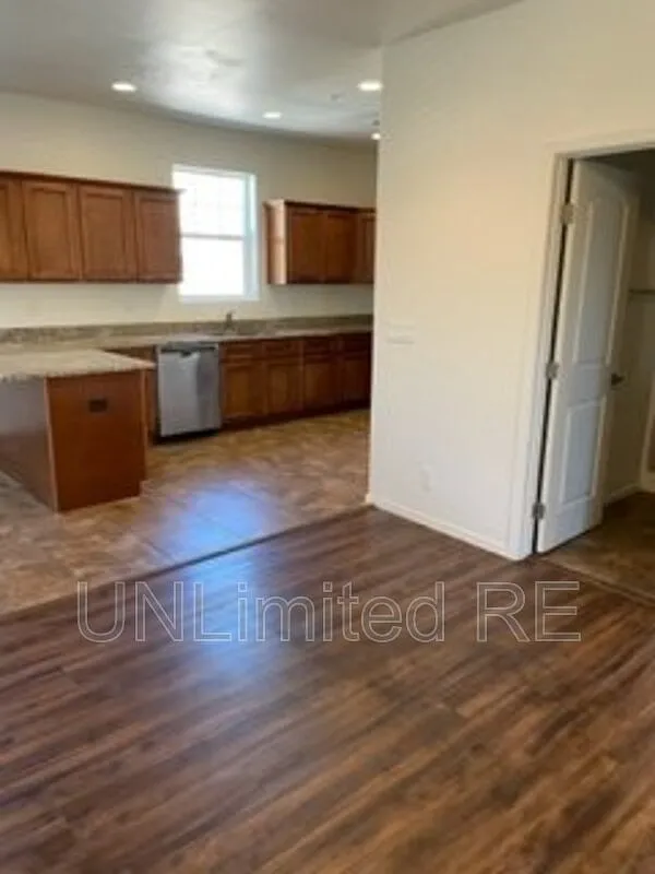 4 bed, 3.0 bath, 1605 sqft, $2,495 — Photo 4