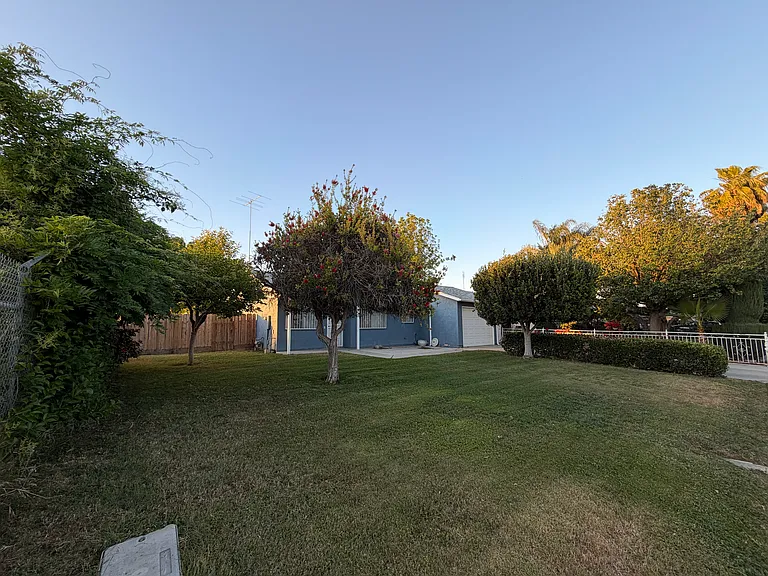464 W Lincoln Ave — Photo 3